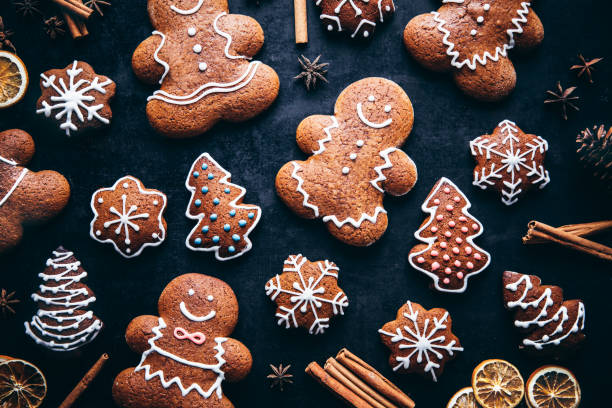 クリスマスジンジャーブレッドマンクッキーとスパイス - gingerbread cookie ストックフォトと画像