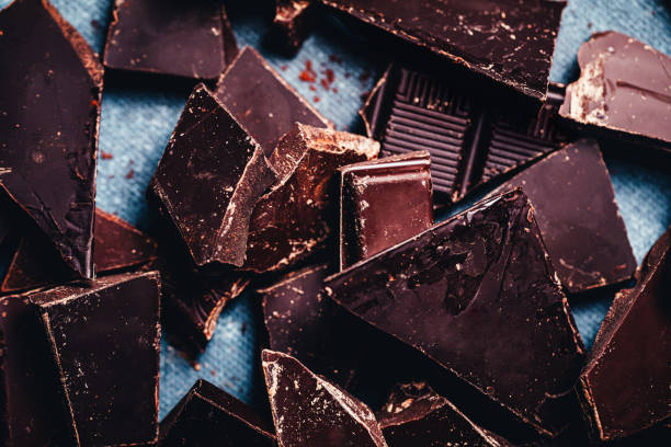 pezzi di cioccolatini crudi - cioccolato fondente foto e immagini stock