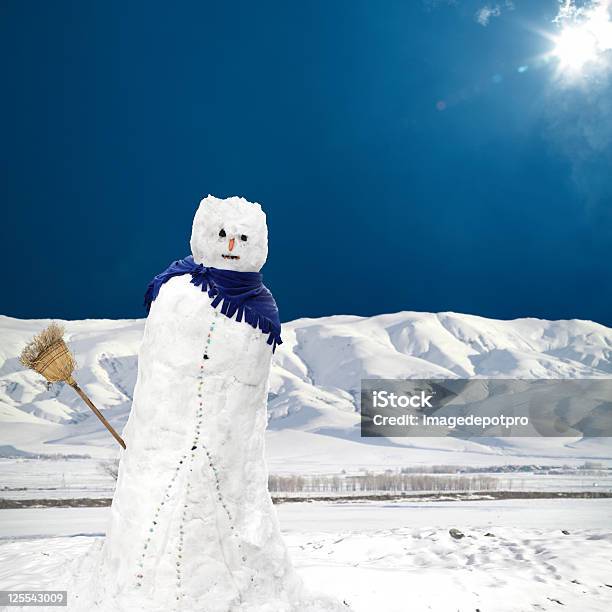 Stopić Się Bałwan Śniegowy Pod Słońcem - zdjęcia stockowe i więcej obrazów Bałwan śniegowy - Bałwan śniegowy, Stopić się, Apaszka na szyję