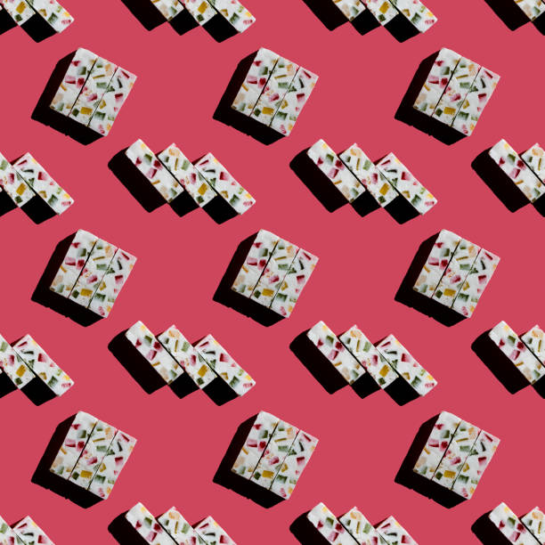 motif minimaliste lumineux. guimauve blanche avec des ombres dures sur un fond rose, vue supérieure, pose plate, espace de copie. concept créatif doux délicieux. idées pour l’emballage ou le papier d’emballage - hard candy candy pink wrapping paper photos et images de collection