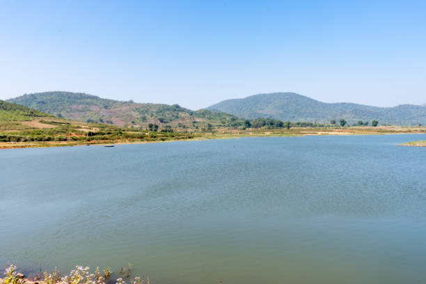 vista incrível do pequeno lago perto de um fundo de montanha verde. - 2609 - fotografias e filmes do acervo