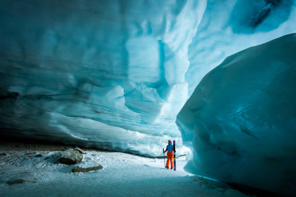 wewnątrz starożytnej jaskini lodowej lodowej - uciekanie się narty zdjęcia i obrazy z banku zdjęć