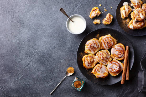 cinnamon rolls on black plate. grey background. copy space. top view. - pastry danish pastry bread pastry crust imagens e fotografias de stock