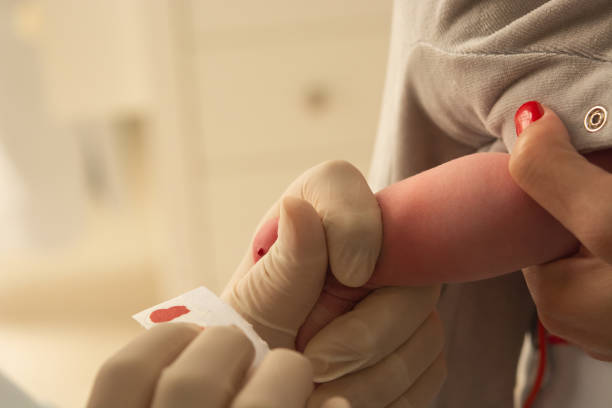 新生児の足を調べるクローズアップ、(足のテスト) - hypoglycemia diabetes child hyperglycemia ストックフォトと画像