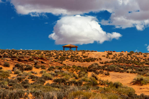 wolkenkappe für den fernen unterschlupf in der wüste - hufeisenbiegung, seite, az - indigenous culture flash stock-fotos und bilder