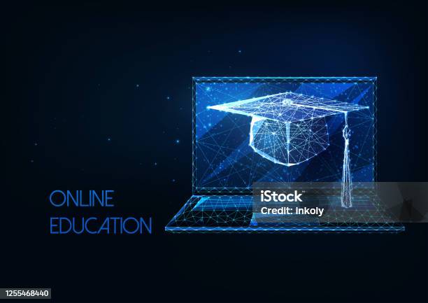 Futuristisk Onlineutbildning Distansutbildning Koncept Med Glödande Låg Polygonal Examen Mössa Och Laptop-vektorgrafik och fler bilder på Teknologi