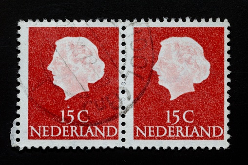 2 Nederlandse postzegels van 15 cent per stuk