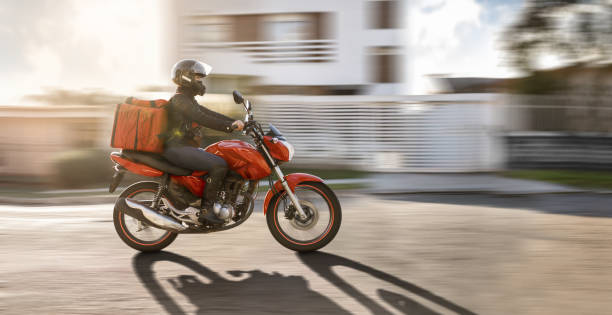 байкер в движении- motogirl, motoboy - motorbike стоковые фото и изображения