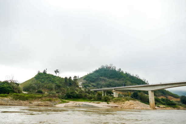 мост через реку, цифровое фото изображение в качестве фона - luang phabang laos thailand mekong river стоковые фото и изображения