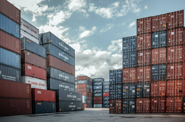 contenedor - commercial dock global finance container harbor fotografías e imágenes de stock