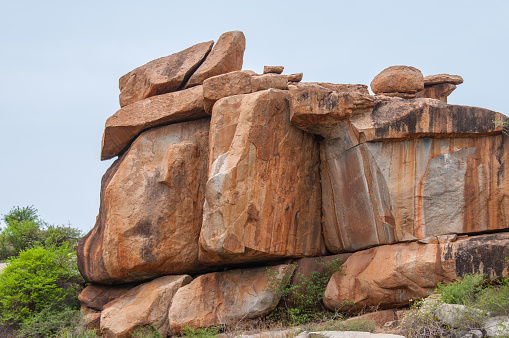 Hampi is located on the Deccan plateau, which is one of the oldest and most stable geographical formations in the world. The plateau comprises rocks dated to be about 2.5 billion years old. Geologically, these rocks are termed as ‘Younger Granites’ and are spread over a 500 km long and 20 km wide belt running north-south. The granitic rocks in the area were formed towards the end of the Archean Era of the geological time scale, due to magmatic action leading to the melting of the older gneissic rocks and intrusion. The thickness of this younger granitic complex varies from 5 to 25 km.