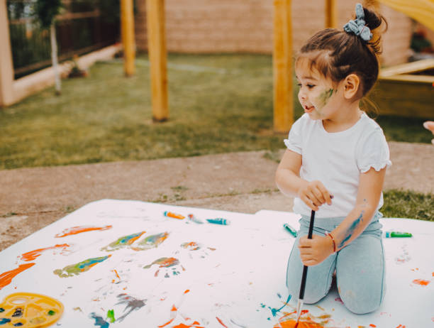 여자는 페인트 브러시와 함께 재생 - preschooler child playing latin american and hispanic ethnicity 뉴스 사진 이미지