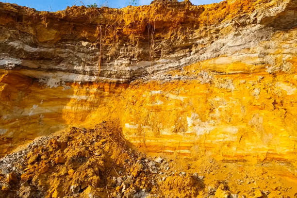 les pentes sont une carrière avec une roche contenant de l’or. recherche de g - rock quarry photos et images de collection