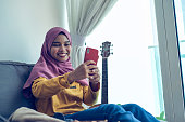 moderne-muslimische-frau-in-hijab-auf-vi
