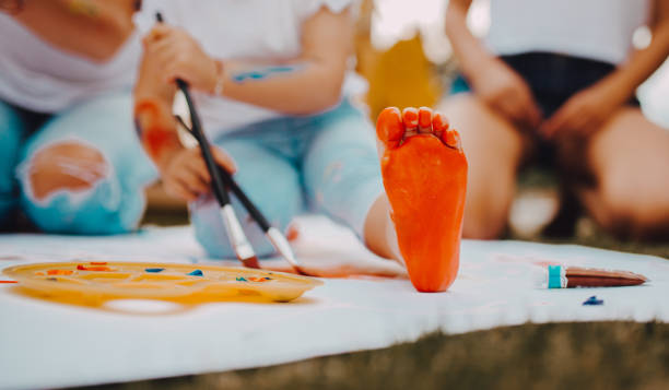 The baby and her colored foot