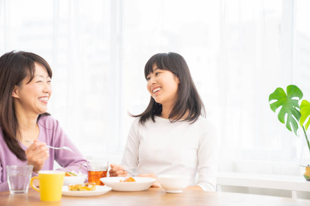 asian parent and daughter - salad japanese culture japan asian culture imagens e fotografias de stock