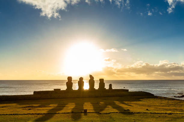 easter island, moais tahai archaeological complex, rapa nui national park, chile. - ahu tahai imagens e fotografias de stock