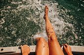junge-frau-sitzt-auf-einem-boot-und-spritzt-auf-dem-wasser.jpg?b=1&s=170x170&k=20&c=8m4FaA8ay4Bu6YMGrYPRk6sbFkLC5UGbeshkKTnhHls=