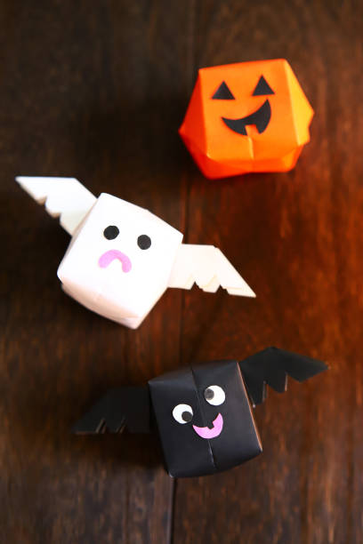 かわいい折り紙ハロウィーンのキャラクター、バット、カボチャと幽霊 - 紙風船 ストックフォトと画像
