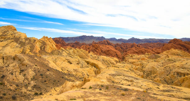 piękne czerwone skały w dolinie ognia w nevadzie, stany zjednoczone - extreme terrain eroded snow landscape zdjęcia i obrazy z banku zdjęć