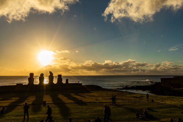 isola di pasqua, complesso archeologico di moais tahai, parco nazionale di rapa nui, cile. - ahu tahai foto e immagini stock