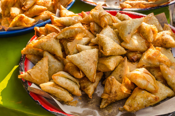 samosas kurczaka sprzedaży na bazarze ramadan. - 3369 zdjęcia i obrazy z banku zdjęć