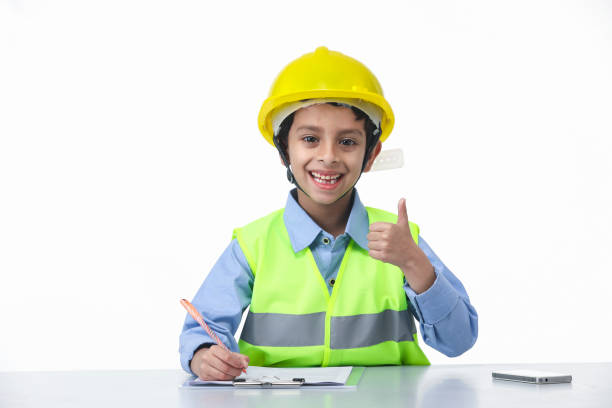 fördern sie ihre interessen - kind als bauingenieur verkleidet - child building activity construction engineer stock-fotos und bilder