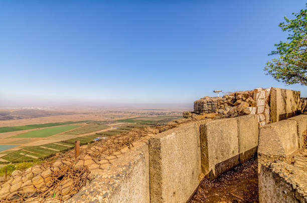 fortificações no monte bental, israel com vista para a síria - qunaitira - fotografias e filmes do acervo