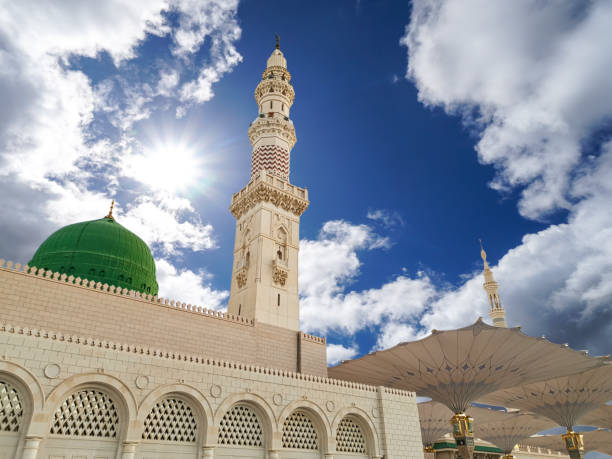사우디아라비아 메디나의 나바위 모스크 또는 예언자 모스크에서 흐린 푸른 하늘의 전경 - minaret 뉴스 사진 이미지