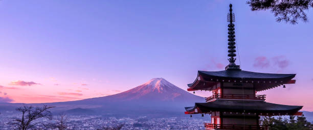 monte fuji all'alba con pagoda chureito. - volcano lake blue sky autumn foto e immagini stock