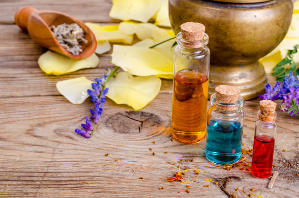 木製背景に香りのエッセンシャルオイルのガラス瓶、代替療法の医学のための画像 - aromatherapy oil massage oil alternative therapy massaging ストックフォトと画像
