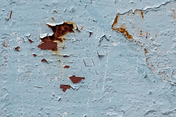 古い塗装金属板が劣化し、錆やひび割れた塗料を持っています。 - rust rusty old rotting ストックフォトと画像
