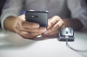 mann-h%C3%A4nde-mit-einem-smartphone.jpg?b=1&s=170x170&k=20&c=qB2aRgj5AFFqUExS2eSFxaoxRZ7dX7_FK8aiBDupSos=