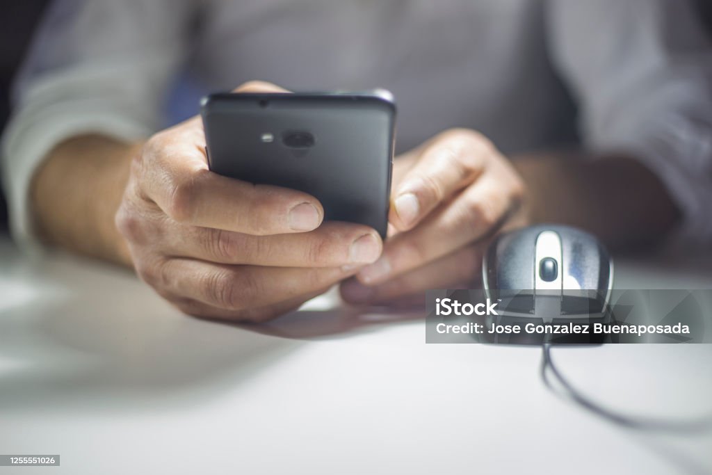 Manos de hombre usando un teléfono inteligente - Foto de stock de Ratón de Ordenador libre de derechos