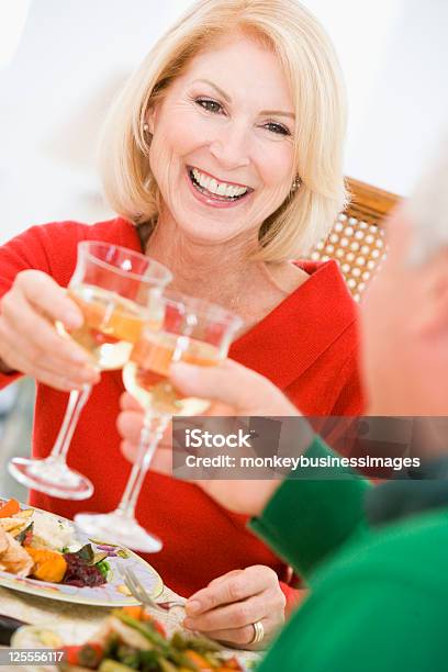 Coppia Brindando A Cena - Fotografie stock e altre immagini di Composizione verticale - Composizione verticale, Divertirsi, Terza età