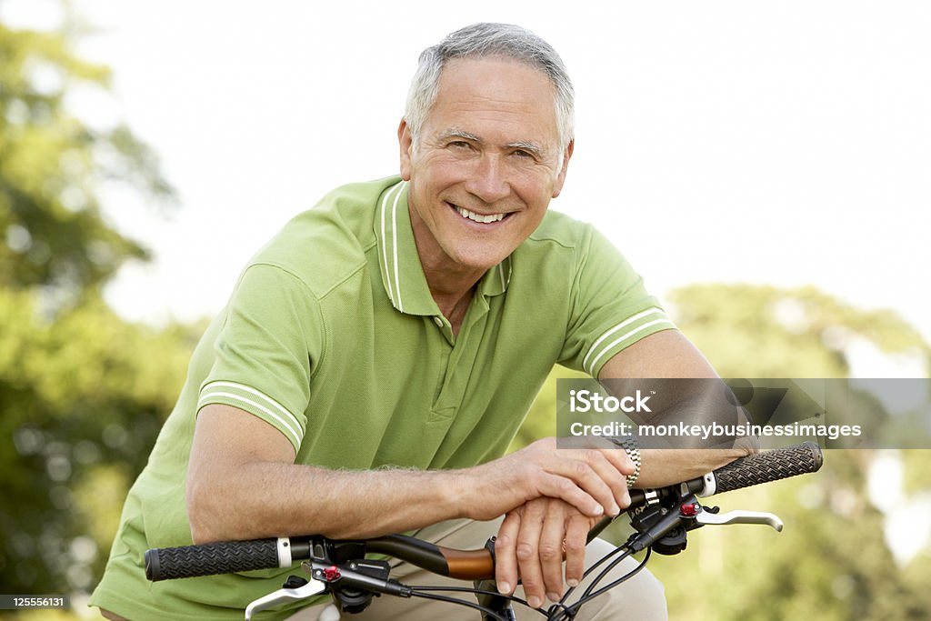 Retrato de homem andando de bicicleta em campo - Foto de stock de Cena Rural royalty-free