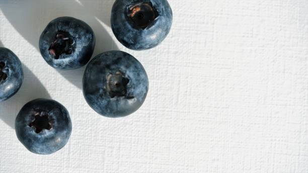 macro top view on blackberry berry - blackberry currant strawberry antioxidant imagens e fotografias de stock