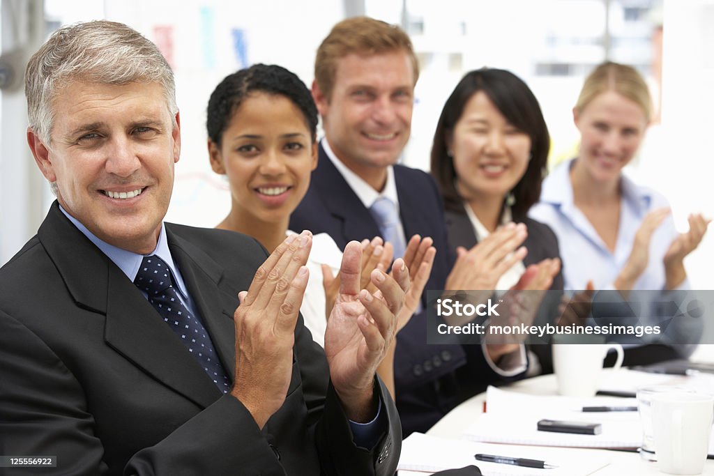 Pessoas de negócios clapping - Foto de stock de 30 Anos royalty-free