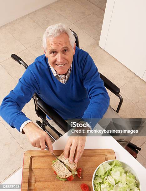 Minusválidos Hombre Mayor Que Un Sándwich En La Cocina Foto de stock y más banco de imágenes de Cocinar