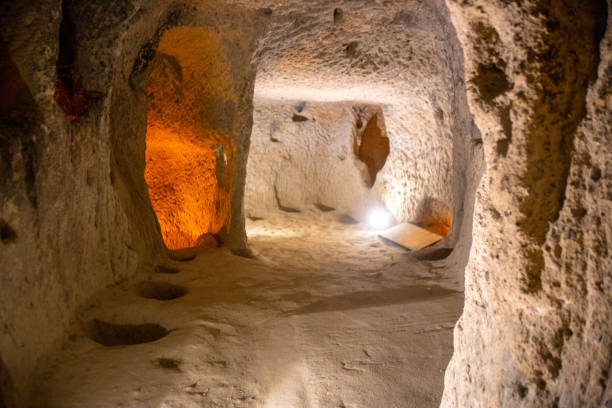 침실 -공공. 지하 도시. 데린쿠유는 카파도키아의 고대 다층 지하 동굴 도시입니다. 터키 / 카파도키아 - cave church 뉴스 사진 이미지