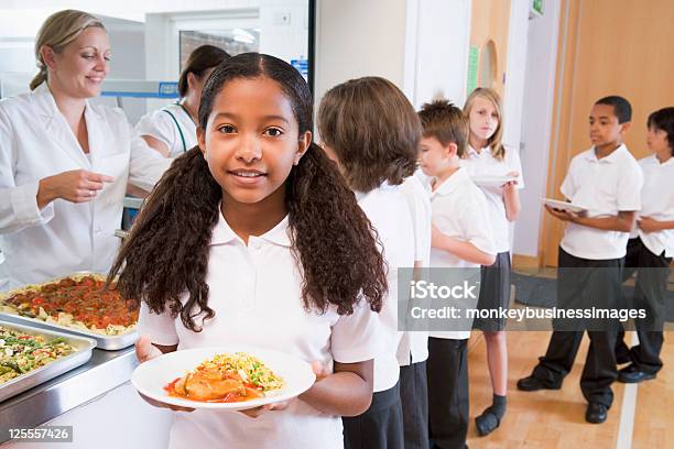 Foto de Aluna Segurando O Prato Do Almoço No Refeitório Da Escola e mais fotos de stock de Merenda Escolar