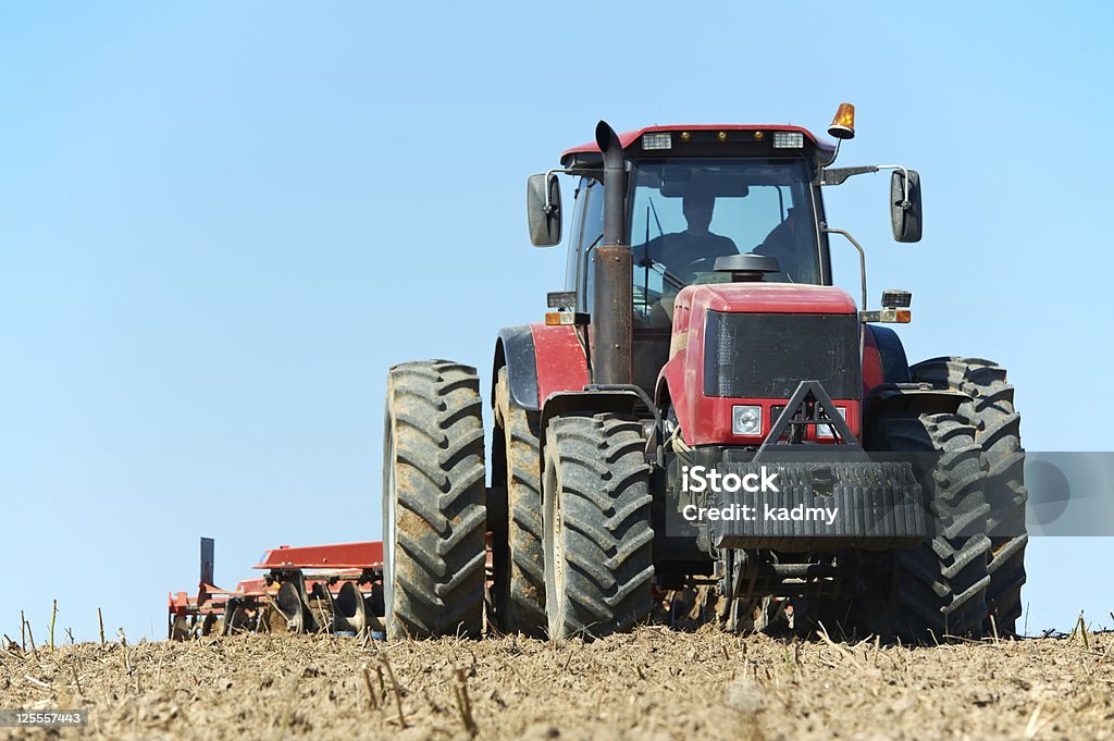 Trator em campo Ploughing cultivo de trabalho - Foto de stock de Agricultura royalty-free