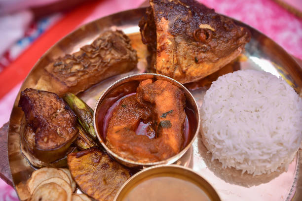 традиционные индийские блюда paes и misti doi , размытый рис и не veg bengali еда. специальная подготовка пищи для рисовой церемонии в западной бенгали� - non veg стоковые фото и изображения