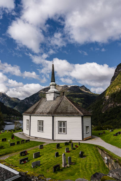 stary kościół geiranger na wzgórzu na końcu fiordu, norwegia - scandinavian church front view norway zdjęcia i obrazy z banku zdjęć