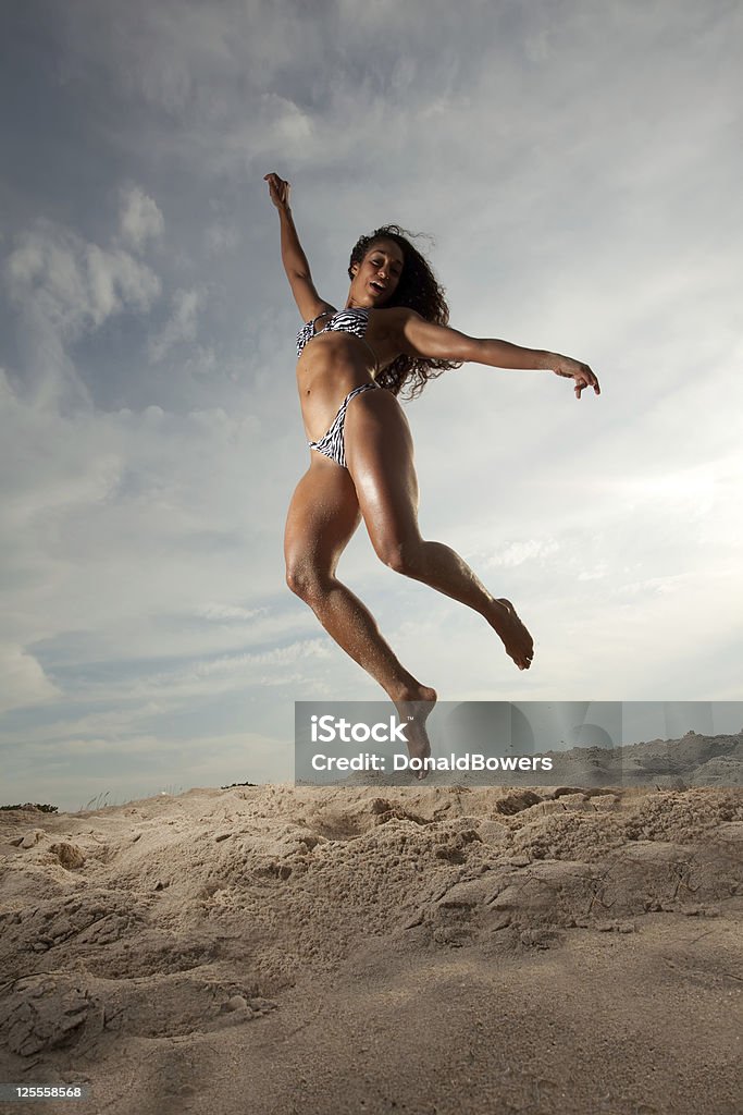 Young Brunette Frau am Strand, die sich - Lizenzfrei Aktiver Lebensstil Stock-Foto