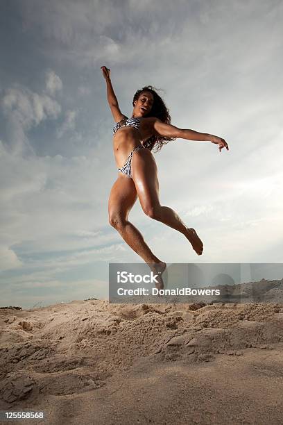 Young Brunette Frau Am Strand Die Sich Stockfoto und mehr Bilder von Aktiver Lebensstil - Aktiver Lebensstil, Athlet, Attraktive Frau