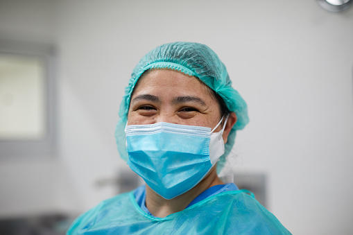 Enfermera sonriendo con orgullo a la cámara del hospital. photo