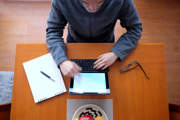 homem sentado trabalhando em casa - job search note pad business person interview - fotografias e filmes do acervo