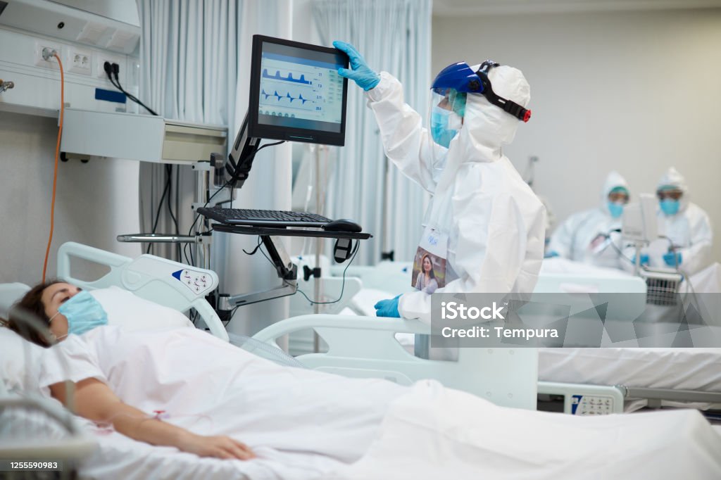 One nurse looking at the medical ventilator screen. One nurse looking at the medical ventilator screen.
ICU COVID ward Hospital Stock Photo