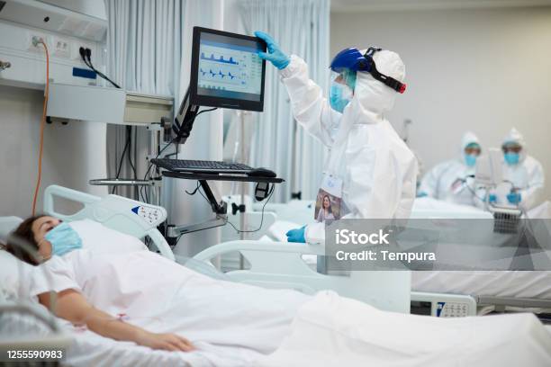 One Nurse Looking At The Medical Ventilator Screen Stock Photo - Download Image Now